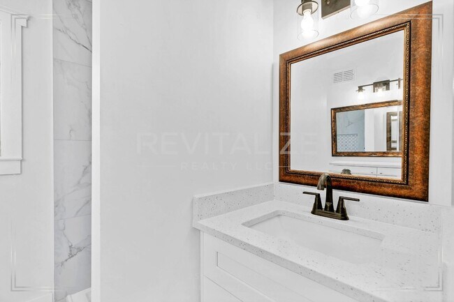 Building Photo - Newly Renovated 3 Bed / 2.5 Bath with Doub...