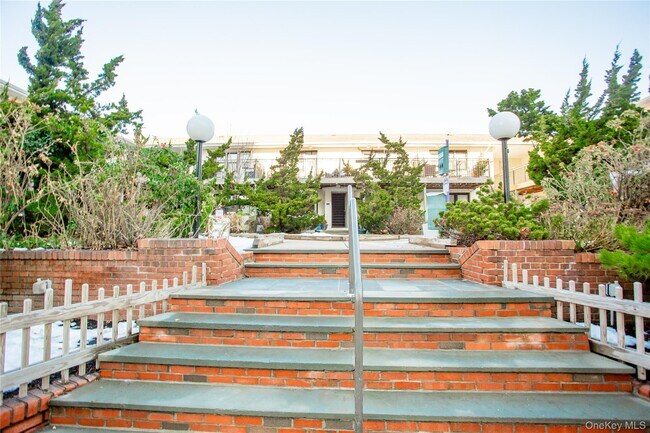 Building Photo - 65 W Broadway