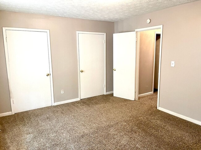 Building Photo - Welcome to this charming 2-bedroom, 2-bath...