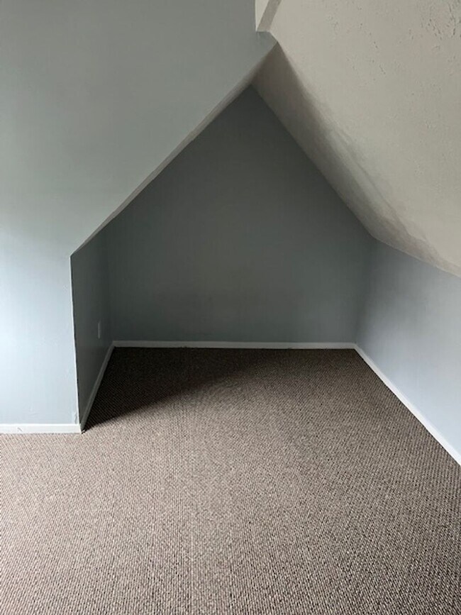 Building Photo - Cozy Multi-Level Living Close to Downtown