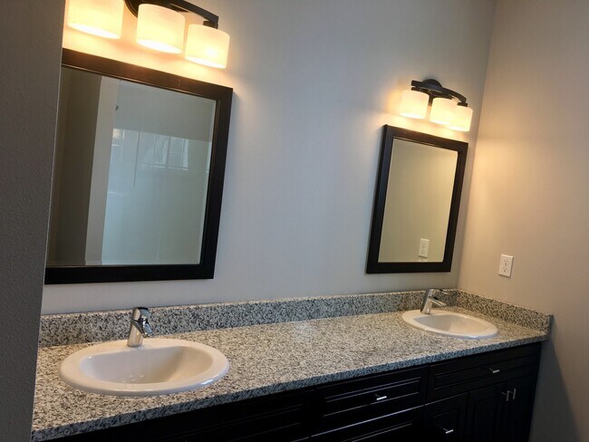 Building Photo - 2303 Landon Ln