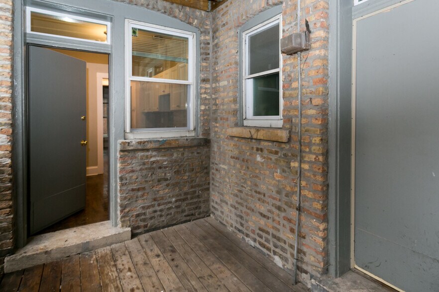 Building Photo - 4706 N Racine Ave