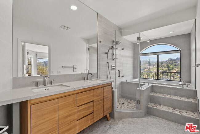Building Photo - 3665 Alta Mesa Dr