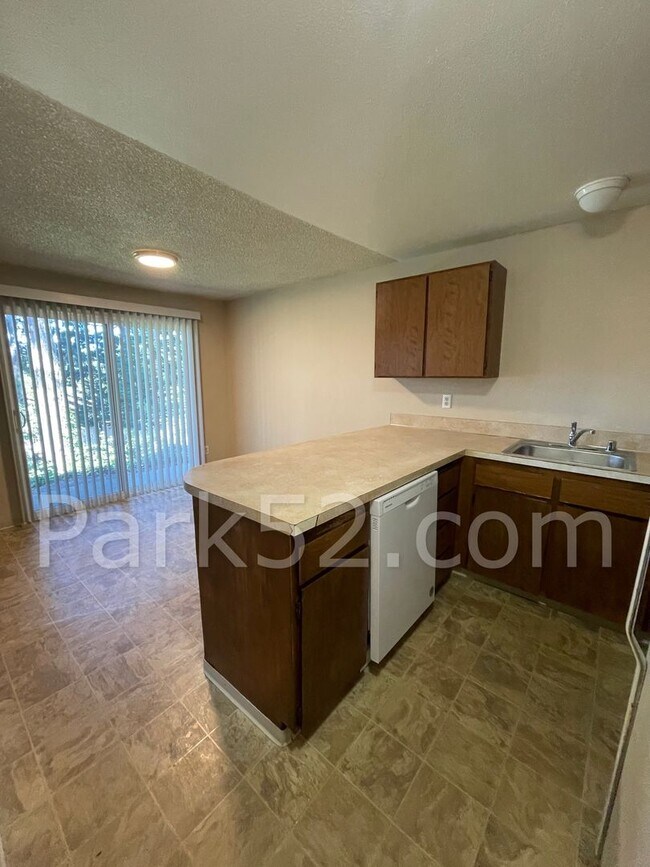 Building Photo - Lower Level 2 Bed 1 Bath Apartment