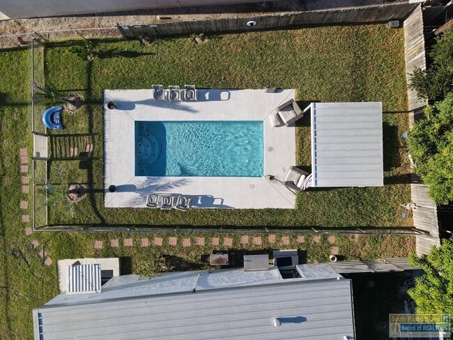 Building Photo - 711 S Shore Dr