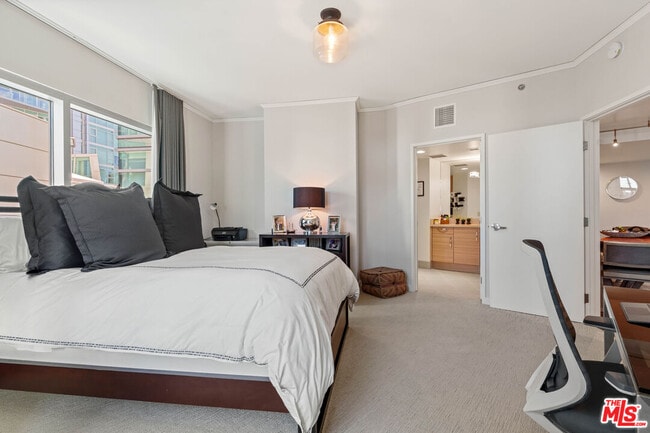 Building Photo - 13650 Marina Pointe Dr