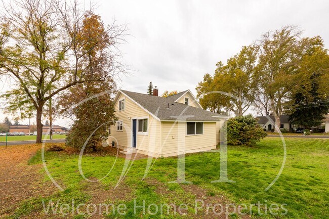 Building Photo - Cozy Home with Storage in Quiet Convenient Location