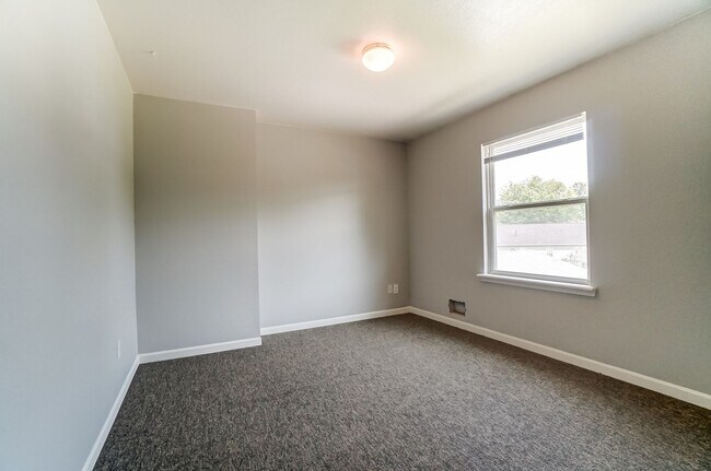 Building Photo - 3704 Willow Run Dr