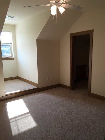Building Photo - 100 Liberty Dr
