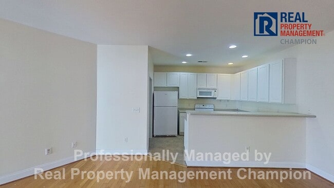 Building Photo - End Unit Condo with Open Floorplan and Split Bedrooms