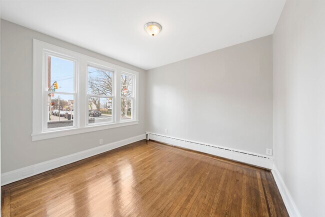 Building Photo - 152 Bentley Ave