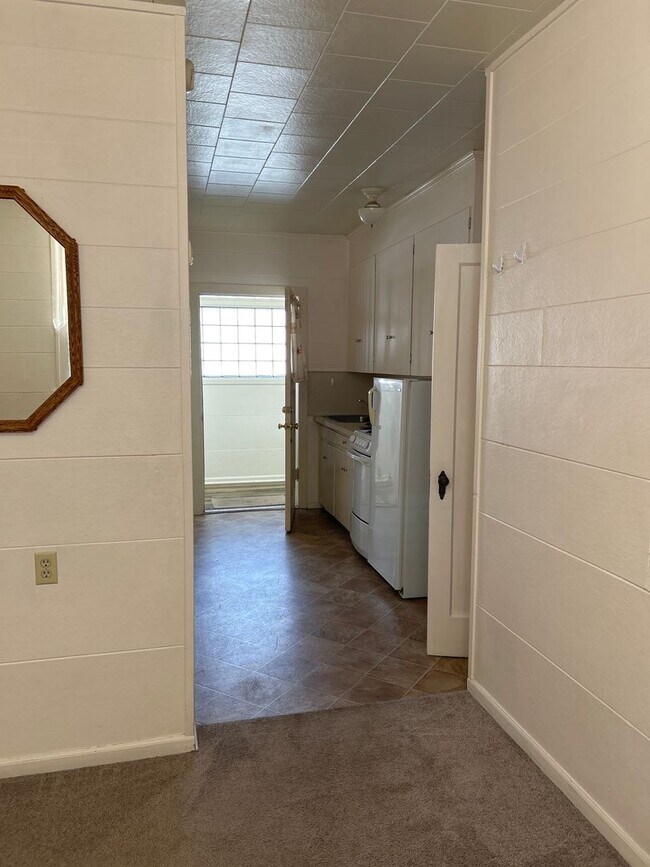 Building Photo - Studio Plus Apt