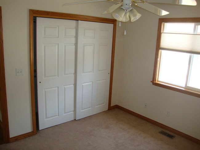 Building Photo - Great 4 bed Duplex