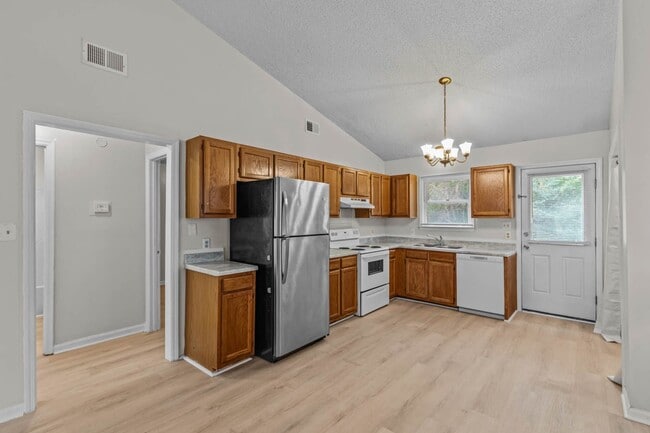 Building Photo - Newly renovated 2 bedroom 1 bathroom duplex