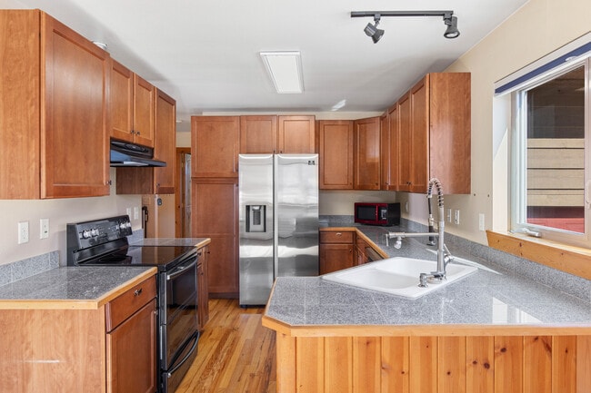 Building Photo - 708 Palisades Dr
