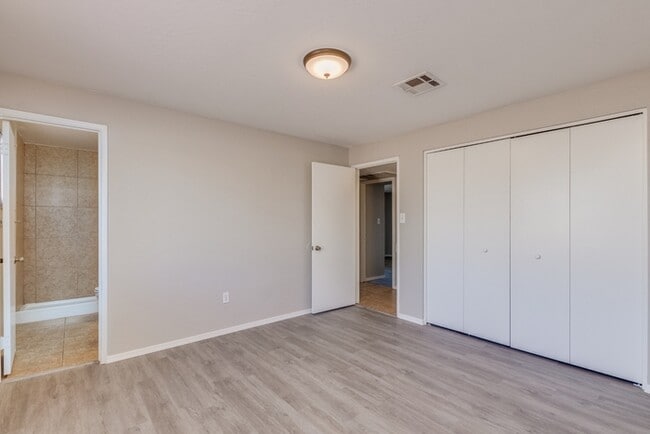 Building Photo - Spacious 4 Bed / 2 Bath Home in Phoenix – Move-In Ready!