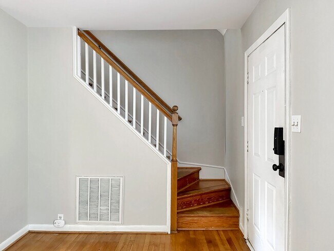Building Photo - Fabulous Cape Cod in the West End!!