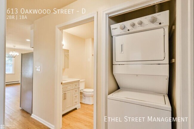 Building Photo - 613 Oakwood St