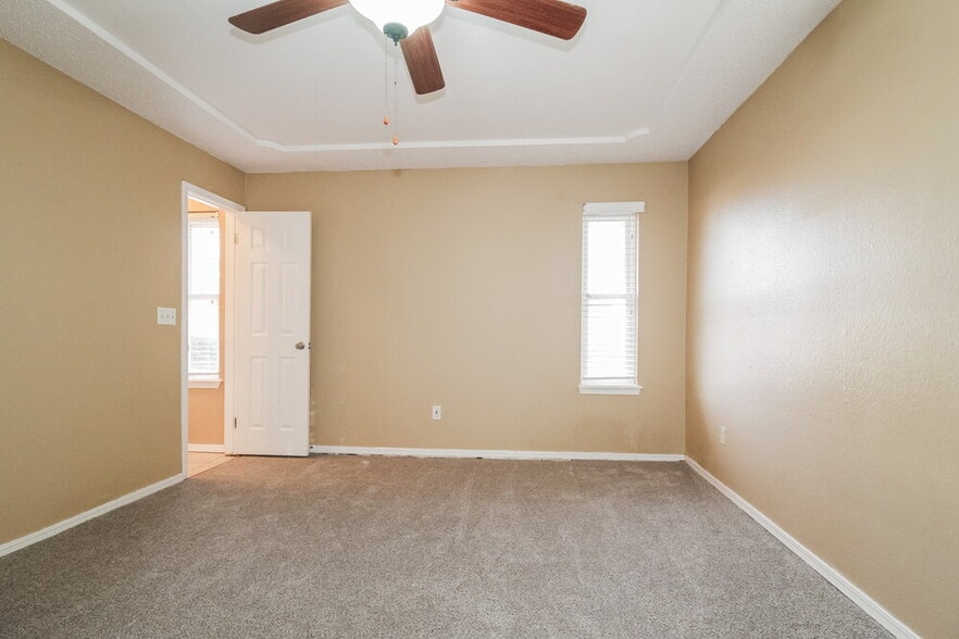 Building Photo - 501 S Bouziden Dr