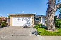 Building Photo - Excellent 4 bed 2.5 Bath Single Family Home!