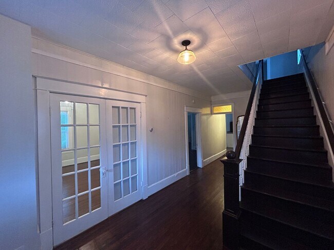 Building Photo - Spacious 3 BR home, Minutes to Medical Cen...