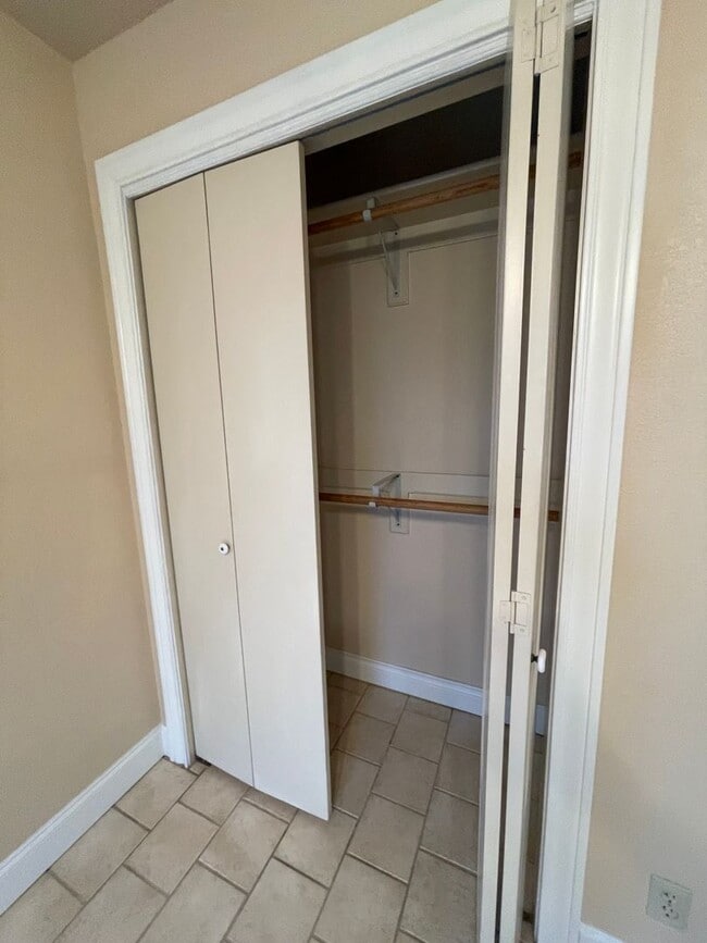 Building Photo - NEW ON MARKET