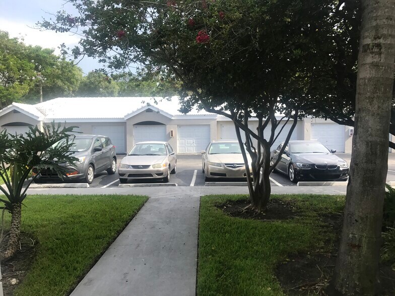 Building Photo - 2861 N Oakland Forest Dr