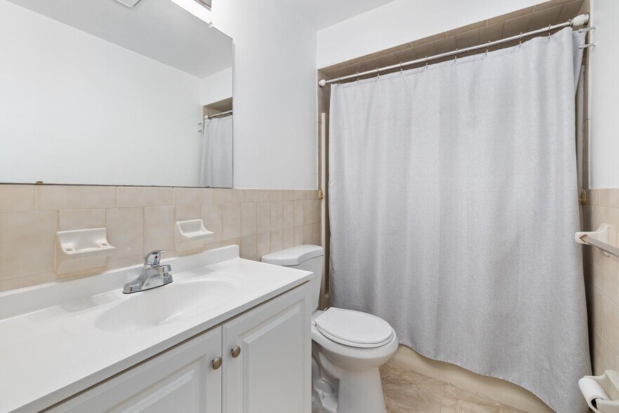 Building Photo - 5 Riverview Ct