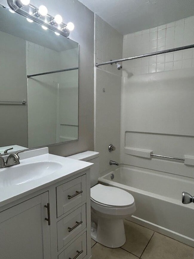 Building Photo - 9505D University Terrace