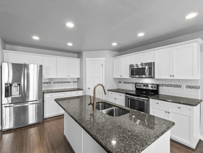 Building Photo - Stunning Bluffdale Home