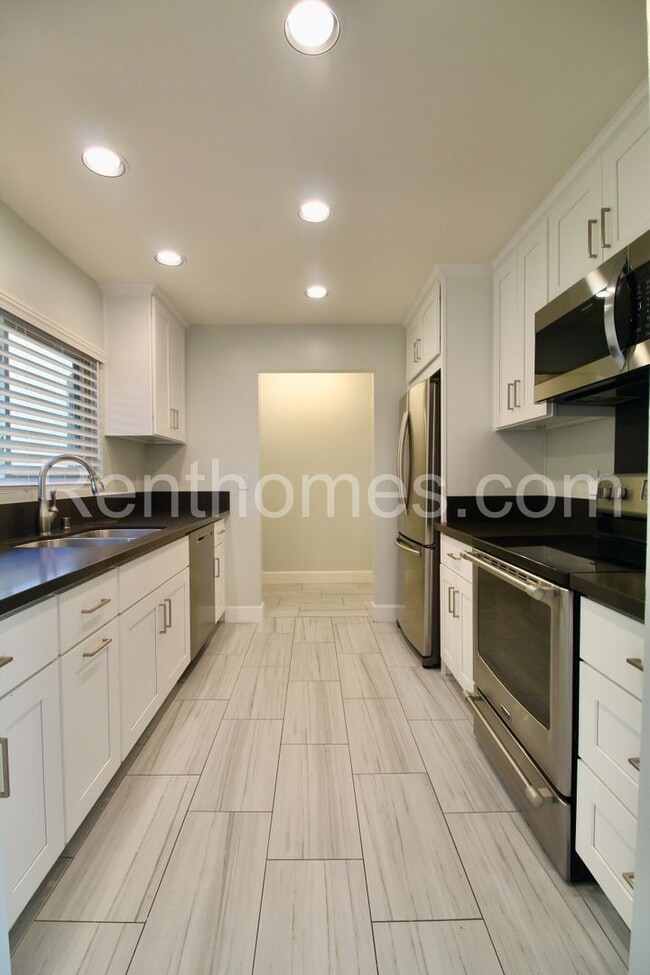 Building Photo - 2522 Clairemont Dr