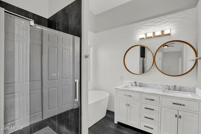 Building Photo - 8406 W Dahlia Dr