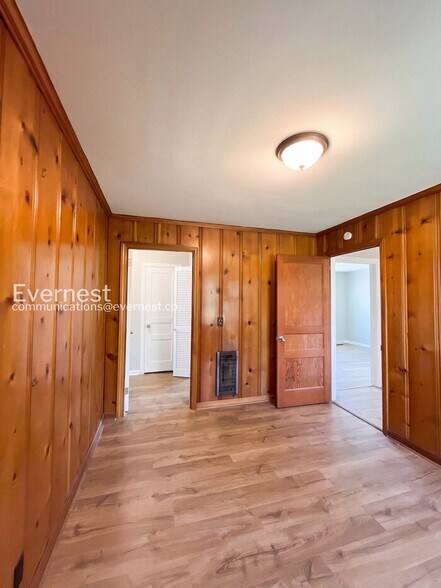 Building Photo - 3233 Southlake Dr