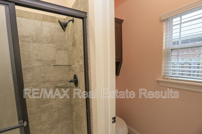 Building Photo - 2202 SW Tupelo Ave