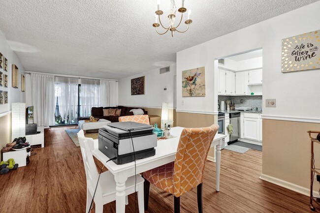 Building Photo - 9840 Pineapple Tree Dr