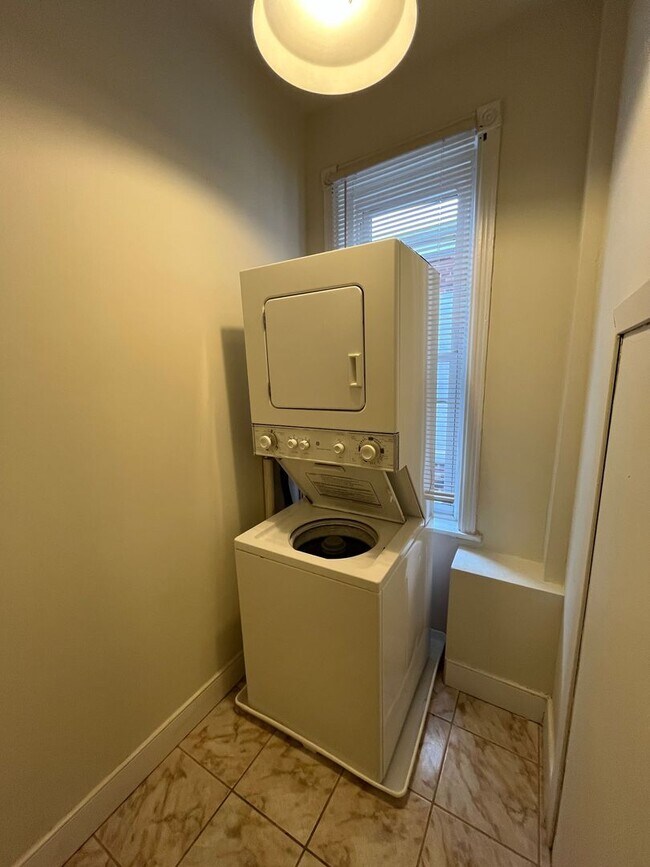 Building Photo - ???Spacious 4 Bedroom 1.5 Bath house locat...