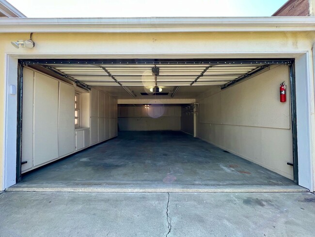 Building Photo - Large 3 Bedroom 2 Bath Home