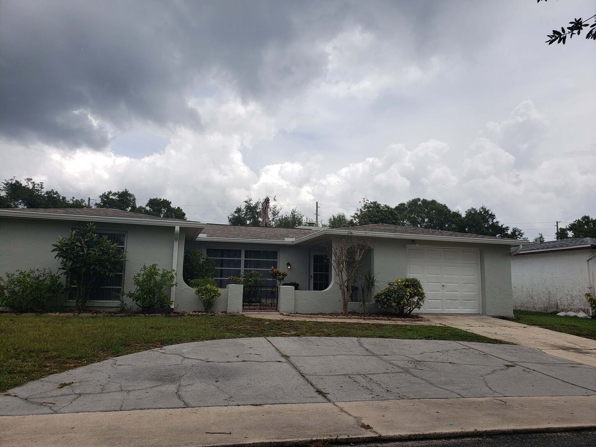 Building Photo - 10030 Glen Moor Ln