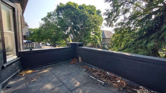 Building Photo - 3040 N Farwell Ave