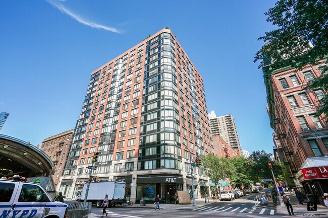 Building Photo - 215 W 95th St