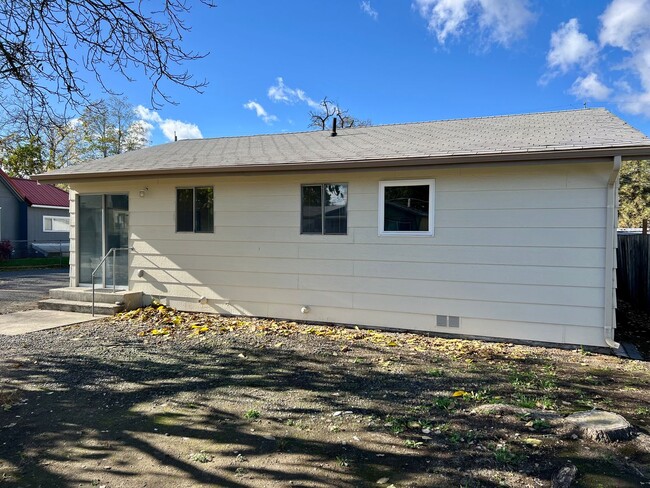 Building Photo - Spacious 2 Bedroom, 1.5 Bath Triplex in Cl...