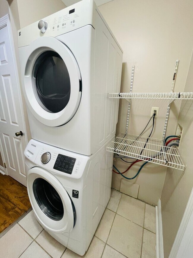 Building Photo - 1721 Middle St