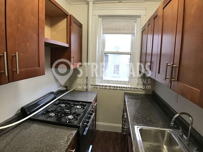 Building Photo - bedroom in Boston MA 02215