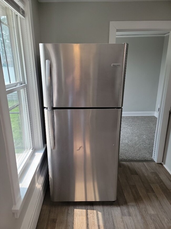 Building Photo - AVAILABLE JUNE 1st 2026 - Fantastic Newly Renovated 5 Bed 2 Bath Home w/ Garage