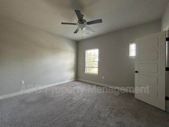 Building Photo - 3205 SW Hillstone Ave