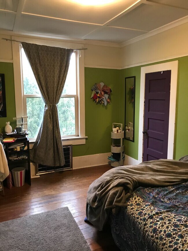 Building Photo - PRELEASING: Large 5 Bdrm, 2 Bath Home!