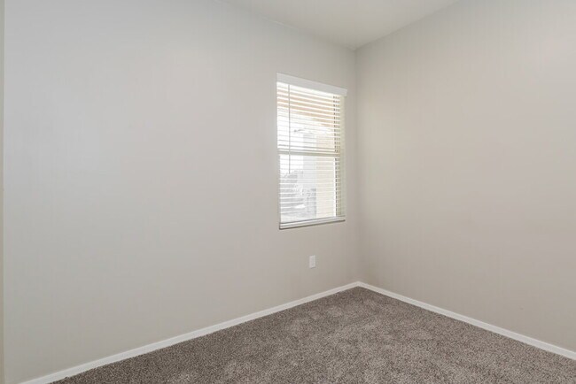 Building Photo - 334 S Willow Wick Dr