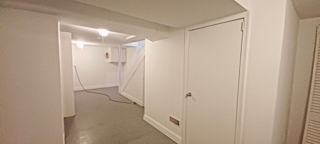 Building Photo - Sunlit 2 Bed 1 Bath, 3 Level Townhome in S...