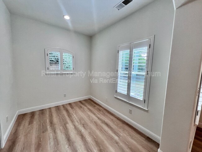 Building Photo - 1030 E Royal Dornoch Ave