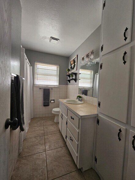 Building Photo - 601 NW 12th Pl